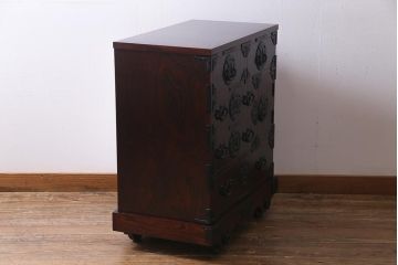 中古　伝統民芸家具　岩谷堂箪笥　厚みのある金具が威厳を放つ車箪笥(小箪笥、チェスト)(R-038134)