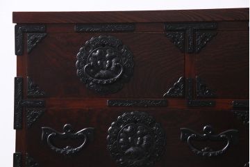 中古　伝統民芸家具　岩谷堂箪笥　厚みのある金具が威厳を放つ車箪笥(小箪笥、チェスト)(R-038134)