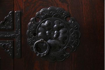 中古　伝統民芸家具　岩谷堂箪笥　厚みのある金具が威厳を放つ車箪笥(小箪笥、チェスト)(R-038134)