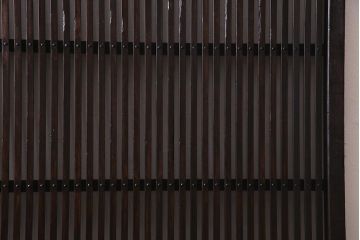 アンティーク建具　和製アンティーク　昭和初期　味わい深い色味が魅力のシンプルな格子戸1枚(建具、引き戸)(R-038140)