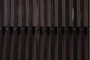 アンティーク建具　和製アンティーク　昭和初期　味わい深い色味が魅力のシンプルな格子戸1枚(建具、引き戸)(R-038140)
