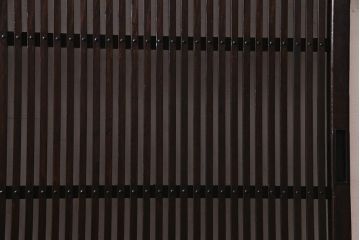 アンティーク建具　和製アンティーク　昭和初期　味わい深い色味が魅力のシンプルな格子戸1枚(建具、引き戸)(R-038140)