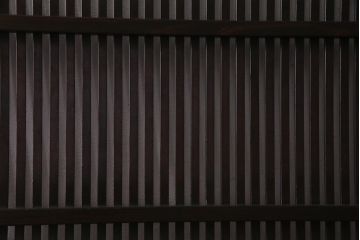 アンティーク建具　和製アンティーク　昭和初期　味わい深い色味が魅力のシンプルな格子戸1枚(建具、引き戸)(R-038140)