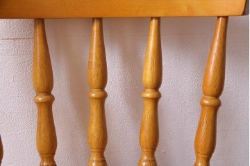 ヴィンテージ家具　イギリスビンテージ　スタイリッシュなデザインが目を引くハイチェア(バーチェア、椅子)(R-038141)