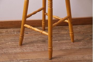 ヴィンテージ家具　イギリスビンテージ　スタイリッシュなデザインが目を引くハイチェア(バーチェア、椅子)(R-038141)