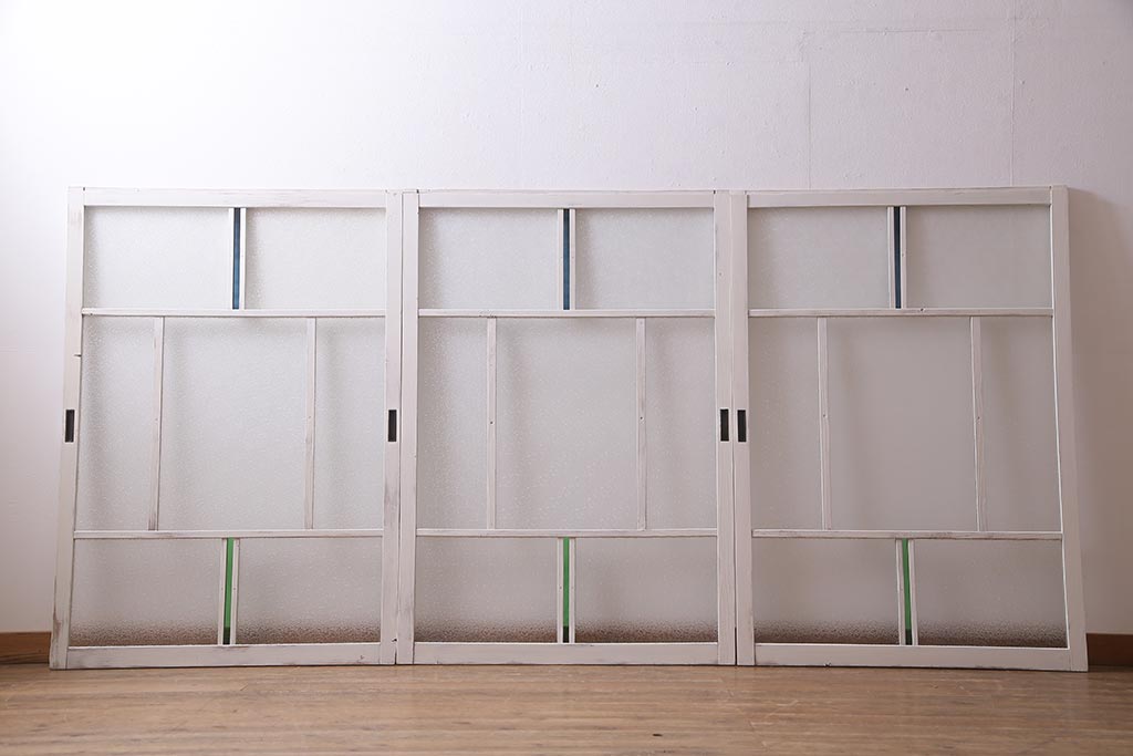 アンティーク建具　フレンチスタイルにもぴったり　色ガラスがポイントのペイントガラス戸3枚セット　(R-038143)