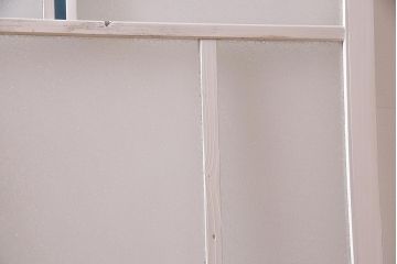 アンティーク建具　フレンチスタイルにもぴったり　色ガラスがポイントのペイントガラス戸3枚セット　(R-038143)