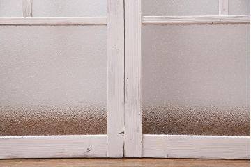 アンティーク建具　フレンチスタイルにもぴったり　色ガラスがポイントのペイントガラス戸3枚セット　(R-038143)