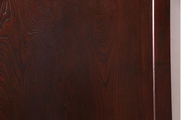 アンティーク建具　明治大正期　総ケヤキ材一枚板・漆塗り　赤みを帯びた木肌が魅力の蔵戸(建具、引き戸、玄関戸)(R-038144)