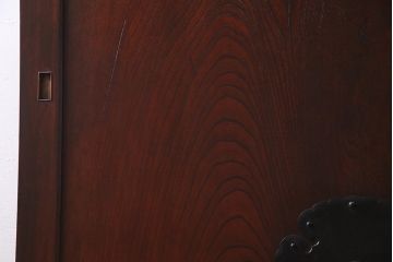 アンティーク建具　明治大正期　総ケヤキ材一枚板・漆塗り　赤みを帯びた木肌が魅力の蔵戸(建具、引き戸、玄関戸)(R-038144)