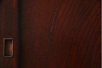 アンティーク建具　明治大正期　総ケヤキ材一枚板・漆塗り　赤みを帯びた木肌が魅力の蔵戸(建具、引き戸、玄関戸)(R-038144)