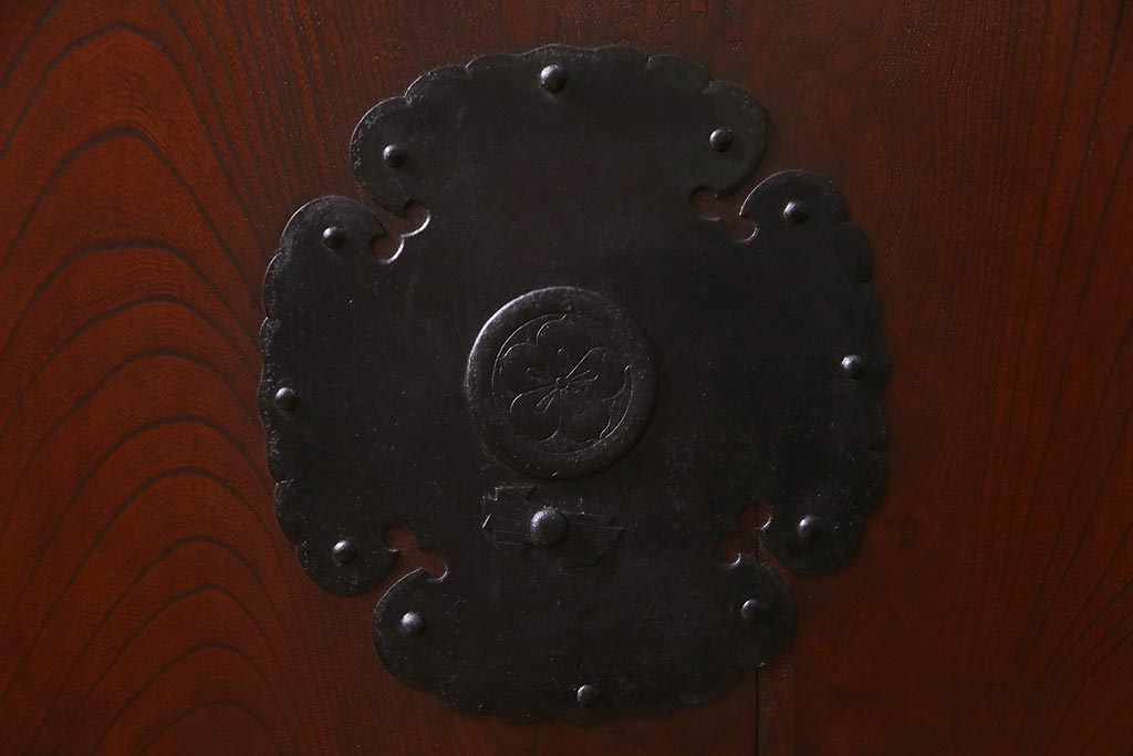 アンティーク建具　明治大正期　総ケヤキ材一枚板・漆塗り　赤みを帯びた木肌が魅力の蔵戸(建具、引き戸、玄関戸)(R-038144)