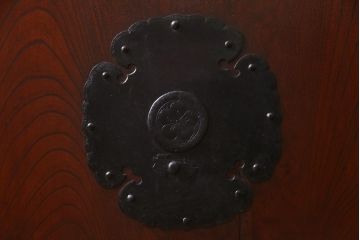 アンティーク建具　明治大正期　総ケヤキ材一枚板・漆塗り　赤みを帯びた木肌が魅力の蔵戸(建具、引き戸、玄関戸)(R-038144)