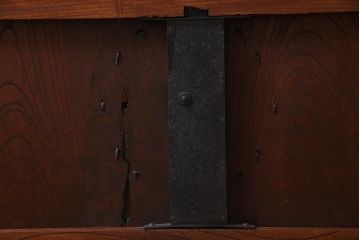 アンティーク建具　明治大正期　総ケヤキ材一枚板・漆塗り　赤みを帯びた木肌が魅力の蔵戸(建具、引き戸、玄関戸)(R-038144)