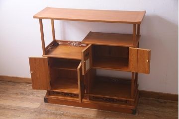 中古　国産　屋久杉　漆塗り　梅の意匠金具と透かし彫りがアクセントの茶棚(飾り棚、収納棚)(R-038149)