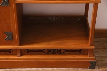 中古　国産　屋久杉　漆塗り　梅の意匠金具と透かし彫りがアクセントの茶棚(飾り棚、収納棚)(R-038149)
