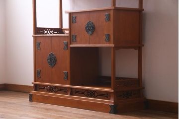 中古　国産　屋久杉　漆塗り　梅の意匠金具と透かし彫りがアクセントの茶棚(飾り棚、収納棚)(R-038149)