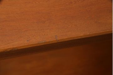 中古　国産　屋久杉　漆塗り　梅の意匠金具と透かし彫りがアクセントの茶棚(飾り棚、収納棚)(R-038149)