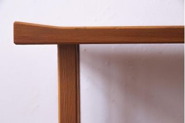 中古　国産　屋久杉　漆塗り　梅の意匠金具と透かし彫りがアクセントの茶棚(飾り棚、収納棚)(R-038149)