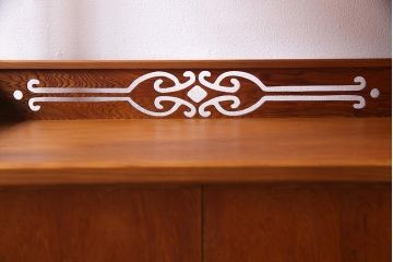 中古　国産　屋久杉　漆塗り　梅の意匠金具と透かし彫りがアクセントの茶棚(飾り棚、収納棚)(R-038149)