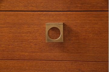 ヴィンテージ家具　北欧ビンテージ　G-PLAN(ジープラン)　チーク材　ゴールドカラーの取っ手がお洒落なサイドチェスト(チェスト、引き出し)(R-038152)