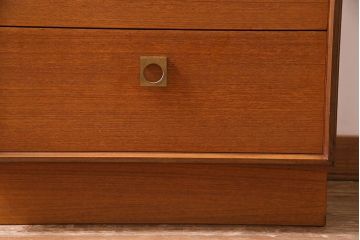 ヴィンテージ家具　北欧ビンテージ　G-PLAN(ジープラン)　チーク材　ゴールドカラーの取っ手がお洒落なサイドチェスト(チェスト、引き出し)(R-038152)