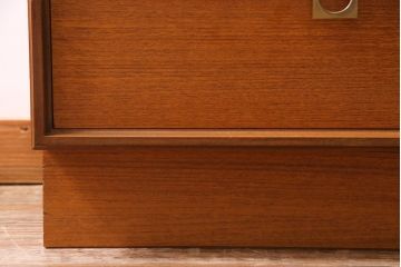 ヴィンテージ家具　北欧ビンテージ　G-PLAN(ジープラン)　チーク材　ゴールドカラーの取っ手がお洒落なサイドチェスト(チェスト、引き出し)(R-038152)