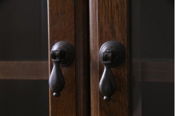 ヴィンテージ家具　ビンテージ　ナラ材　上手物　気品あふれる佇まいのカップボード(収納棚、飾り棚)(R-038157)