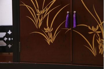 中古　国産　蒔絵　深みのある色味が上品な漆塗りの茶棚(定価75万円)(飾り棚、収納棚)(R-038158)
