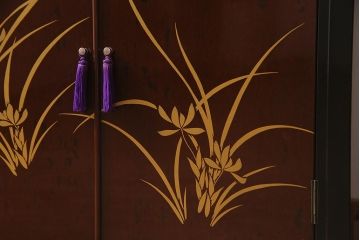 中古　国産　蒔絵　深みのある色味が上品な漆塗りの茶棚(定価75万円)(飾り棚、収納棚)(R-038158)