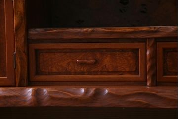 中古　特大　総欅(ケヤキ)玉杢　漆塗り　威風堂々とした佇まいが魅力の飾り棚(茶棚)(定価約350万円)(R-038176)