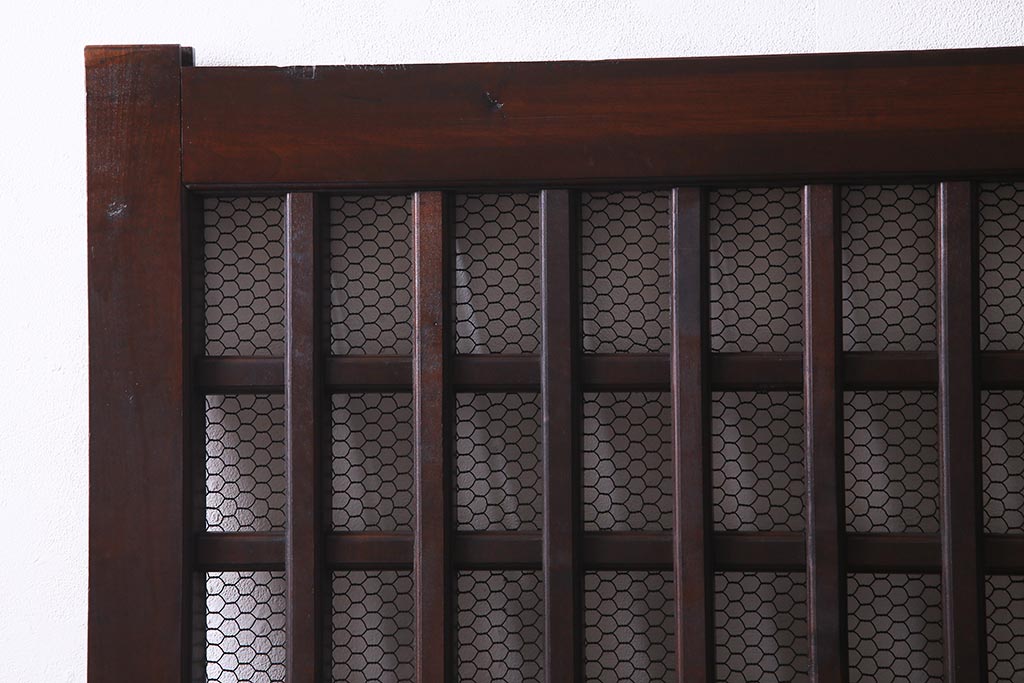 アンティーク建具　明治大正期　亀甲金網　細かなマス目が目を惹く珍しいサイズの格子蔵戸(きつね格子、狐格子、建具、引き戸、玄関戸)(R-038187)