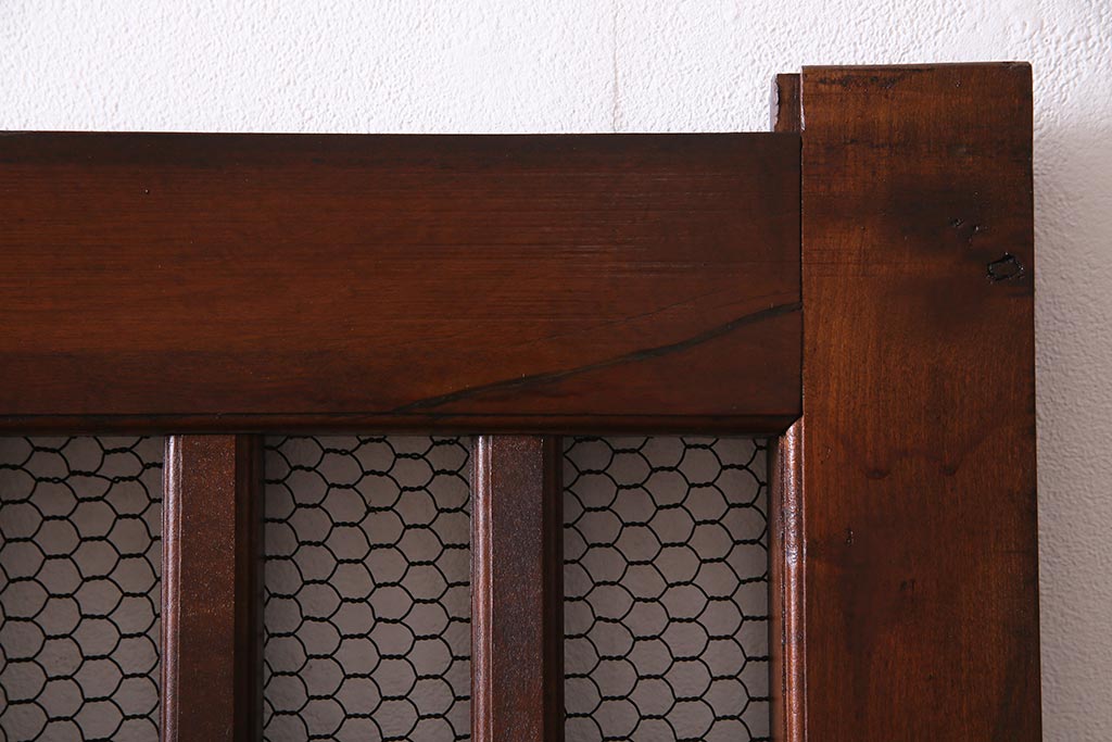 アンティーク建具　明治大正期　亀甲金網　細かなマス目が目を惹く珍しいサイズの格子蔵戸(きつね格子、狐格子、建具、引き戸、玄関戸)(R-038187)