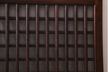 アンティーク建具　明治大正期　亀甲金網　細かなマス目が目を惹く珍しいサイズの格子蔵戸(きつね格子、狐格子、建具、引き戸、玄関戸)(R-038187)