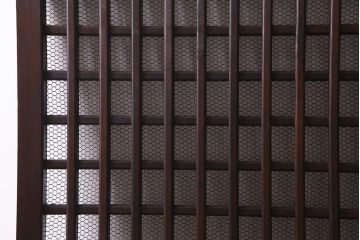 アンティーク建具　明治大正期　亀甲金網　細かなマス目が目を惹く珍しいサイズの格子蔵戸(きつね格子、狐格子、建具、引き戸、玄関戸)(R-038187)