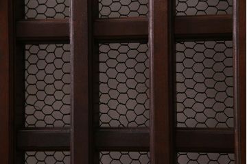 アンティーク建具　明治大正期　亀甲金網　細かなマス目が目を惹く珍しいサイズの格子蔵戸(きつね格子、狐格子、建具、引き戸、玄関戸)(R-038187)