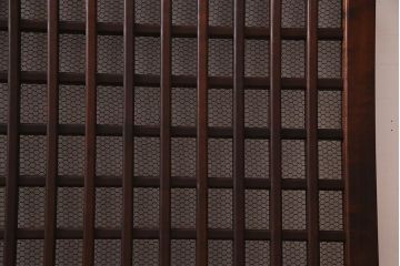 アンティーク建具　明治大正期　亀甲金網　細かなマス目が目を惹く珍しいサイズの格子蔵戸(きつね格子、狐格子、建具、引き戸、玄関戸)(R-038187)