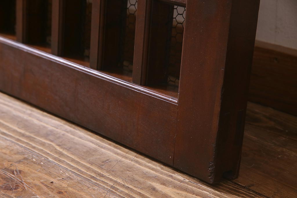 アンティーク建具　明治大正期　亀甲金網　細かなマス目が目を惹く珍しいサイズの格子蔵戸(きつね格子、狐格子、建具、引き戸、玄関戸)(R-038187)