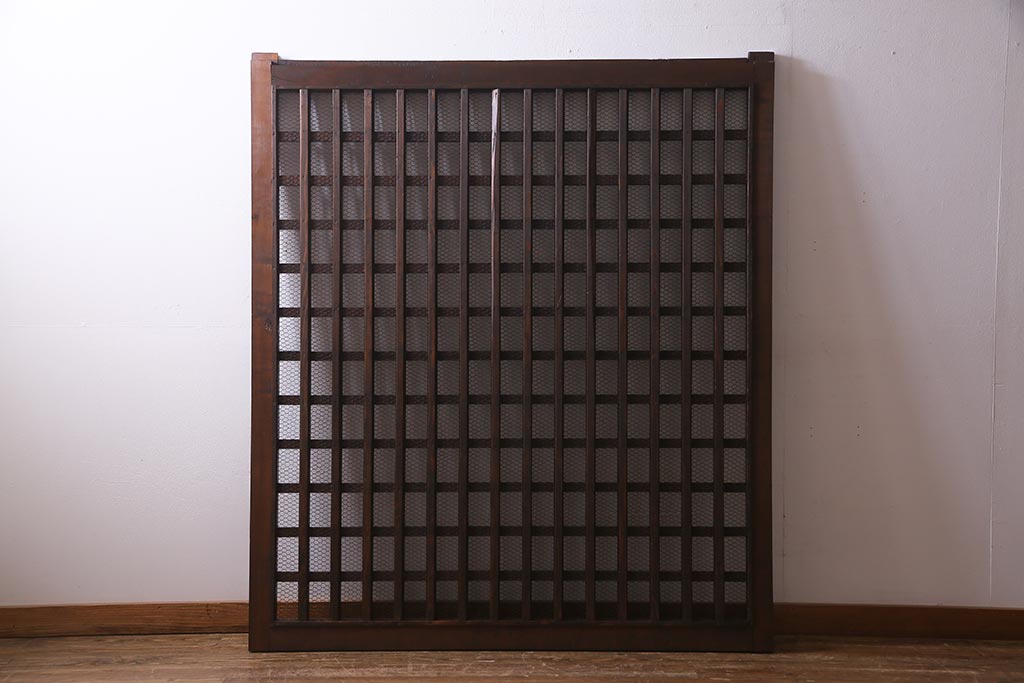 アンティーク建具　明治大正期　亀甲金網　細かなマス目が目を惹く珍しいサイズの格子蔵戸(きつね格子、狐格子、建具、引き戸、玄関戸)(R-038187)