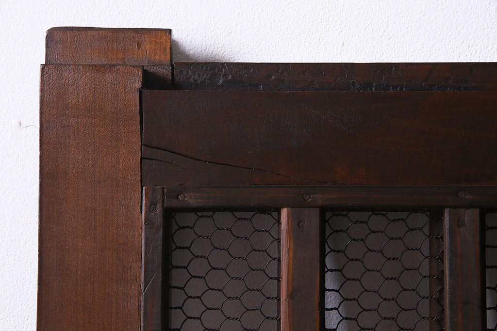 アンティーク建具　明治大正期　亀甲金網　細かなマス目が目を惹く珍しいサイズの格子蔵戸(きつね格子、狐格子、建具、引き戸、玄関戸)(R-038187)