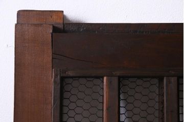アンティーク建具　明治大正期　亀甲金網　細かなマス目が目を惹く珍しいサイズの格子蔵戸(きつね格子、狐格子、建具、引き戸、玄関戸)(R-038187)