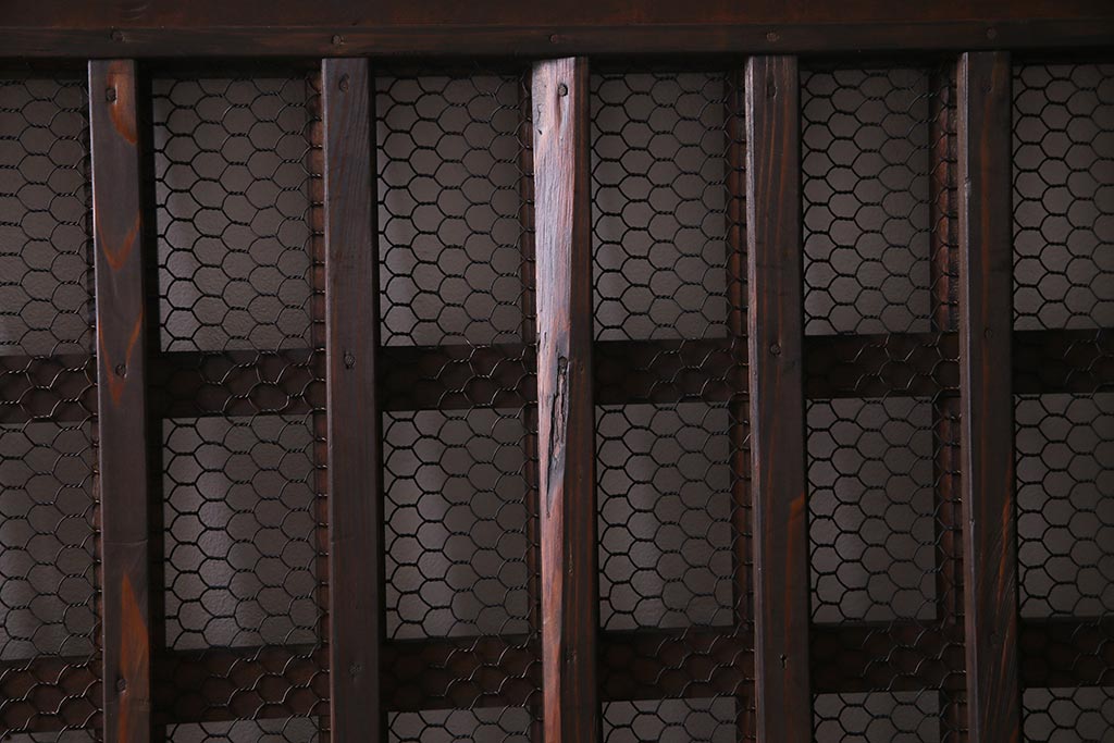 アンティーク建具　明治大正期　亀甲金網　細かなマス目が目を惹く珍しいサイズの格子蔵戸(きつね格子、狐格子、建具、引き戸、玄関戸)(R-038187)