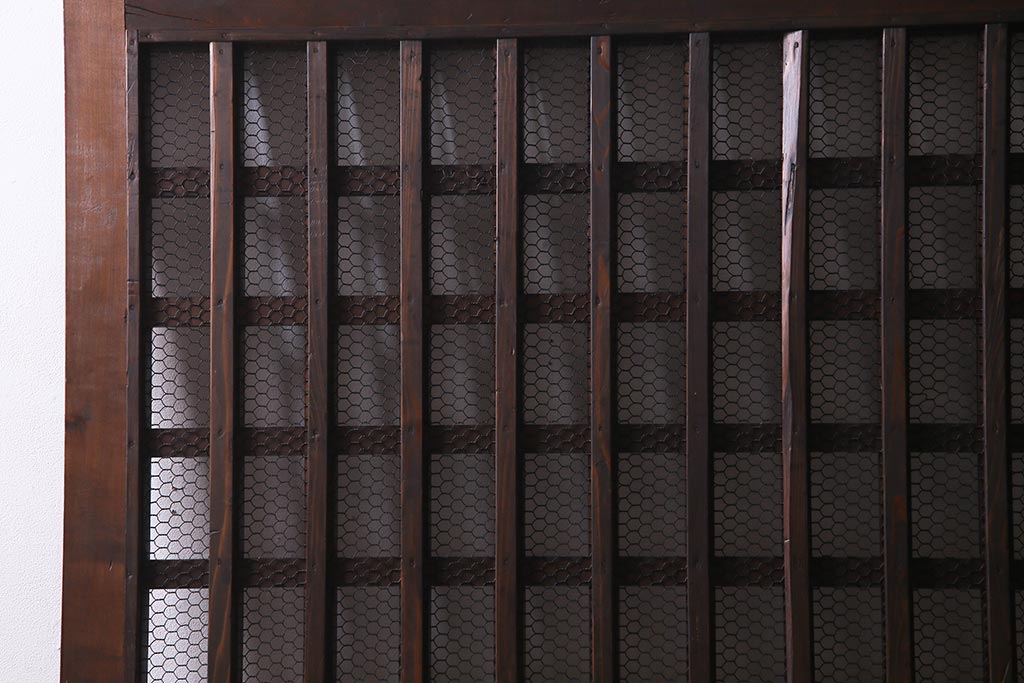 アンティーク建具　明治大正期　亀甲金網　細かなマス目が目を惹く珍しいサイズの格子蔵戸(きつね格子、狐格子、建具、引き戸、玄関戸)(R-038187)