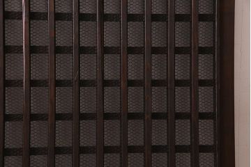 アンティーク建具　明治大正期　亀甲金網　細かなマス目が目を惹く珍しいサイズの格子蔵戸(きつね格子、狐格子、建具、引き戸、玄関戸)(R-038187)