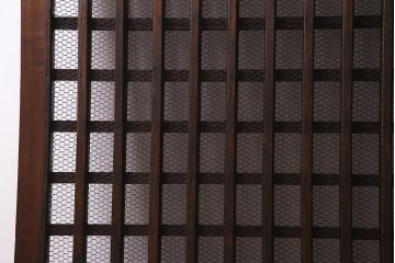 アンティーク建具　明治大正期　亀甲金網　細かなマス目が目を惹く珍しいサイズの格子蔵戸(きつね格子、狐格子、建具、引き戸、玄関戸)(R-038187)