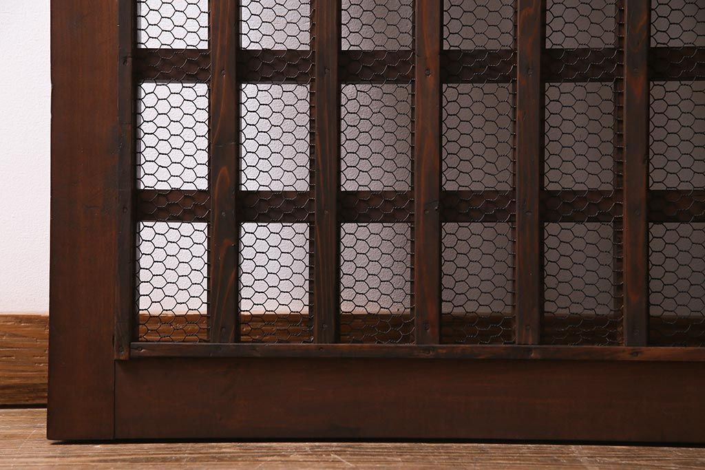 アンティーク建具　明治大正期　亀甲金網　細かなマス目が目を惹く珍しいサイズの格子蔵戸(きつね格子、狐格子、建具、引き戸、玄関戸)(R-038187)