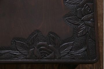ヴィンテージ家具　伝統工芸　軽井沢彫り　繊細な花の彫刻が目を引く座卓(センターテーブル、ビンテージ)(R-038189)