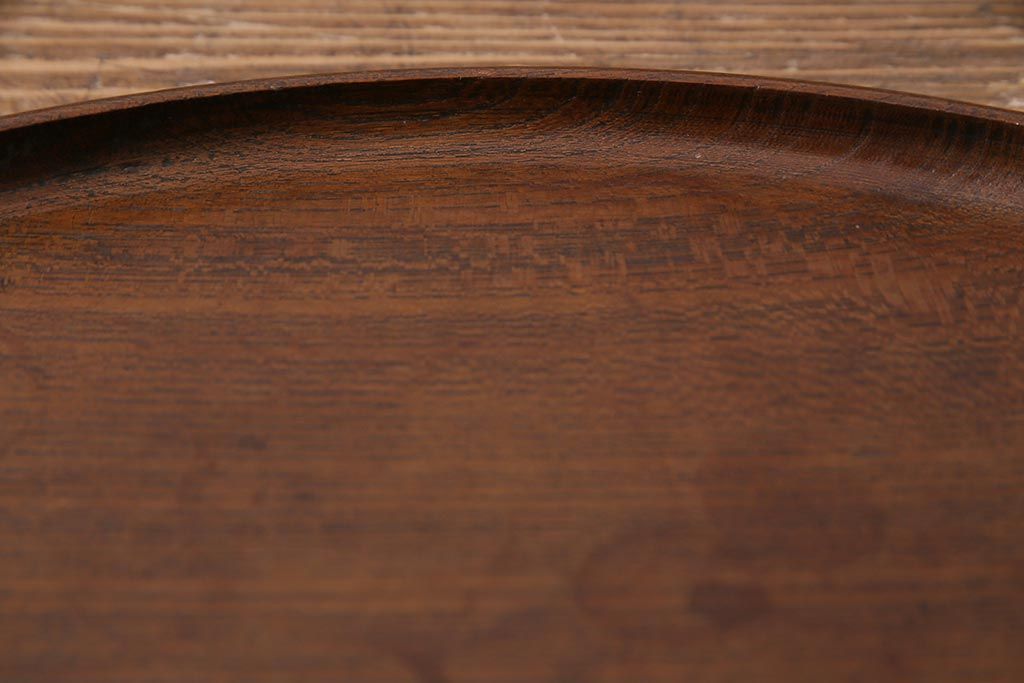 アンティーク雑貨　古民具　ケヤキ材　シンプルなデザインに杢目が映える丸型お盆(R-038194)