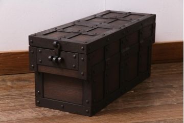 アンティーク雑貨　民芸家具　総ケヤキ材　重厚な雰囲気が魅力的な収納箱(銭箱、千両箱)(R-038197)