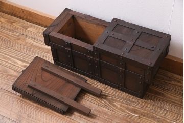 アンティーク雑貨　民芸家具　総ケヤキ材　重厚な雰囲気が魅力的な収納箱(銭箱、千両箱)(R-038197)